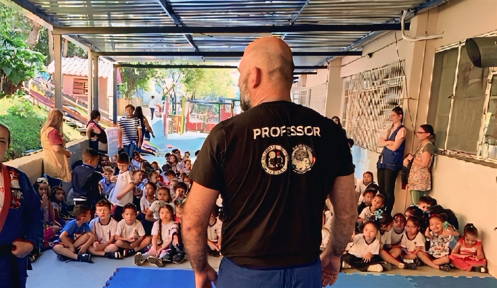 Professor do projeto com crianças da comunidade